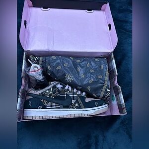 Travis Scott Nike sb dunks ( size 9.5 men’s)